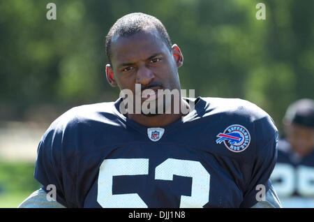 06 août 2010 - Webster, New York, États-Unis d'Amérique - Août 6, 2010 : Buffalo Bills secondeur REGGIE TORBOR (# 53) quitte le terrain après un camp d'entraînement session à Saint John Fisher College à Pittsford, New York..Crédit Obligatoire -Mark Konezny / Southcreek Global. (Crédit Image : © Global/ZUMApress.com) Southcreek Banque D'Images