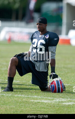 06 août 2010 - Webster, New York, États-Unis d'Amérique - Août 6, 2010 : Buffalo Bills arrière défensif ASHTON YOUBOTY (# 26)repose un instant au cours de camp d'entraînement à Saint John Fisher College à Pittsford, New York..Crédit Obligatoire -Mark Konezny / Southcreek Global (Image Crédit : © Southcreek/ZUMApress.com) mondial Banque D'Images