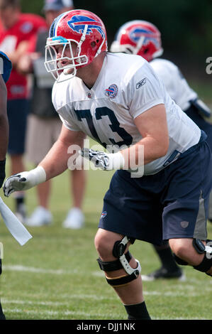 06 août 2010 - Webster, New York, États-Unis d'Amérique - Août 6, 2010 : Buffalo Bills offensive ligne KIRK CHAMBERS (# 73) en action lors d'un camp d'entraînement session à Saint John Fisher College à Pittsford, New York..Crédit Obligatoire -Mark Konezny / Southcreek Global (Image Crédit : © Southcreek/ZUMApress.com) mondial Banque D'Images