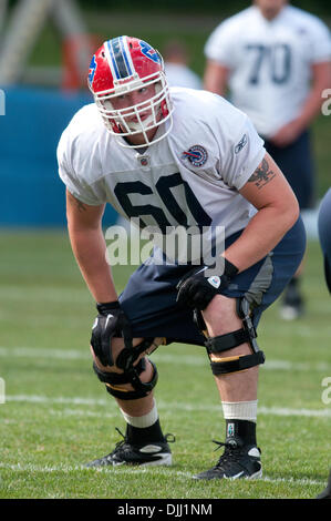 06 août 2010 - Webster, New York, États-Unis d'Amérique - Août 6, 2010 : Buffalo Bills la recrue offensive ligne KYLE CALLOWAY (à droite) s'aligne pour un camp d'entraînement à jouer au cours de Saint John Fisher College à Pittsford, New York..Crédit Obligatoire -Mark Konezny / Southcreek Global (Image Crédit : © Southcreek/ZUMApress.com) mondial Banque D'Images