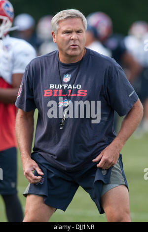 06 août 2010 - Webster, New York, États-Unis d'Amérique - Août 6, 2010 : entraîneur de la ligne offensive Buffalo Bills JOE D'ALESSANDRIS donne des instructions au cours d'un camp de formation session à Saint John Fisher College à Pittsford, New York..Crédit Obligatoire -Mark Konezny / Southcreek Global. (Crédit Image : © Global/ZUMApress.com) Southcreek Banque D'Images