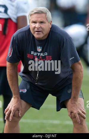 06 août 2010 - Webster, New York, États-Unis d'Amérique - Août 6, 2010 : entraîneur de la ligne offensive Buffalo Bills JOE D'ALESSANDRIS donne des instructions au cours d'un camp de formation session à Saint John Fisher College à Pittsford, New York..Crédit Obligatoire -Mark Konezny / Southcreek Global. (Crédit Image : © Global/ZUMApress.com) Southcreek Banque D'Images