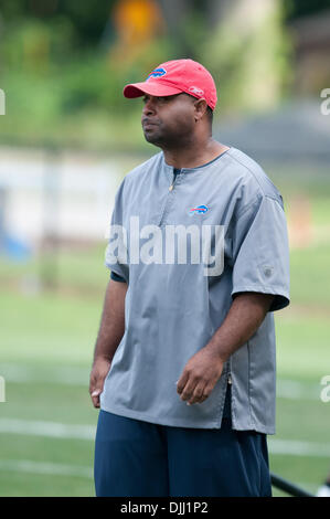 06 août 2010 - Webster, New York, États-Unis d'Amérique - Août 6, 2010 : Buffalo Bills de coordonnateur offensif et entraîneur des demis en MODKINS CURTIS lors d'un camp de formation session à Saint John Fisher College à Pittsford, New York..Crédit Obligatoire -Mark Konezny / Southcreek Global. (Crédit Image : © Global/ZUMApress.com) Southcreek Banque D'Images