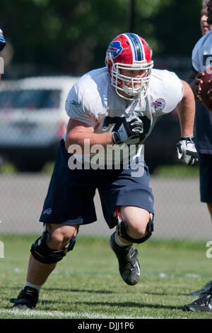 06 août 2010 - Webster, New York, États-Unis d'Amérique - Août 6, 2010 : offensive Buffalo Bills poseurs NICK HENNESSEY (# 79) en bloquant les exercices pendant un camp d'entraînement session à Saint John Fisher College à Pittsford, New York..Crédit Obligatoire -Mark Konezny / Southcreek Global (Image Crédit : © Southcreek/ZUMApress.com) mondial Banque D'Images