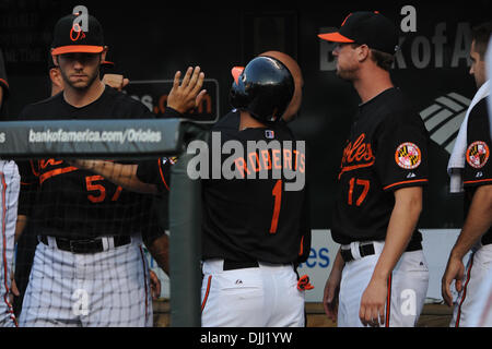 06 août 2010 - Baltimore, Maryland, États-Unis d'Amérique - Août 06, 2010 : deuxième but Des Orioles de Baltimore, Brian Roberts (1) se félicite après avoir marqué une course dans la première manche de vendredi nuit de saumurage jeu le score à 1-0 contre les White Sox de Chicago au Camden Yards de Baltimore, MD...Russell Tracy / Southcreek Global (Image Crédit : © Southcreek Global/ZUMApress.c Banque D'Images