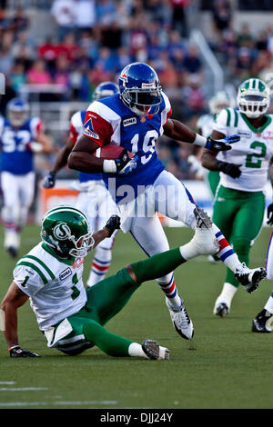 06 août 2010 - Montréal, Québec, Canada - 06 août 2010 : Montreal's Jamel Richardson(18) tente d'échapper à la Saskatchewan Morgan 37708472(1) au cours d'un match de football entre la LCF les Alouettes de Montréal et les Roughriders de la Saskatchewan au stade de l'Université McGill à Montréal, Québec. Les Alouettes ont battu les Roughriders 30-26..crédit obligatoire - Leon T Switzer / Southcreek Global. (Crédit Image : © Banque D'Images