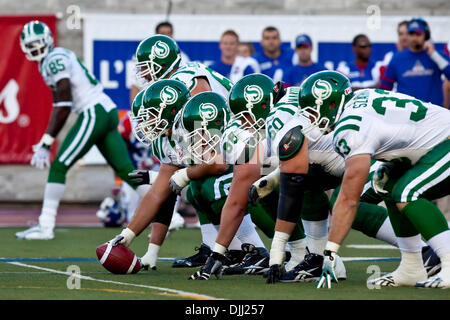 06 août 2010 - Montréal, Québec, Canada - 06 août 2010 : la ligne offensive de la Saskatchewan lors d'un match de football entre la LCF les Alouettes de Montréal et les Roughriders de la Saskatchewan au stade de l'Université McGill à Montréal, Québec. Les Alouettes ont battu les Roughriders 30-26..crédit obligatoire - Leon T Switzer / Southcreek Global. (Crédit Image : © Global/ZUMApress.com) Southcreek Banque D'Images