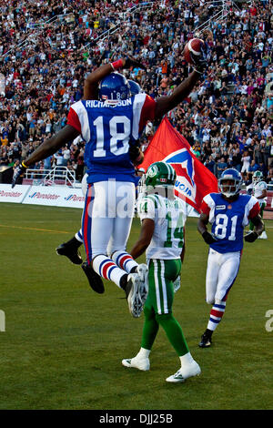 06 août 2010 - Montréal, Québec, Canada - 06 août 2010 : Montreal's Jamel Richardson(18) célèbre un touché lors d'un match de football entre la LCF les Alouettes de Montréal et les Roughriders de la Saskatchewan au stade de l'Université McGill à Montréal, Québec. Les Alouettes ont battu les Roughriders 30-26..crédit obligatoire - Leon T Switzer / Southcreek Global. (Crédit Image : © Global/ZUMApre Southcreek Banque D'Images