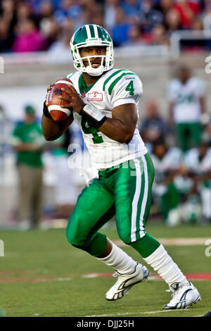 06 août 2010 - Montréal, Québec, Canada - 06 août 2010 : Saskatchewan QB, Darian Durant(4), au cours d'un match de football entre la LCF les Alouettes de Montréal et les Roughriders de la Saskatchewan au stade de l'Université McGill à Montréal, Québec. Les Alouettes ont battu les Roughriders 30-26..crédit obligatoire - Leon T Switzer / Southcreek Global. (Crédit Image : © Global/ZUMApress.com) Southcreek Banque D'Images