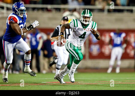 06 août 2010 - Montréal, Québec, Canada - 06 août 2010 : Saskatchewan QB, Darian Durant(4), au cours d'un match de football entre la LCF les Alouettes de Montréal et les Roughriders de la Saskatchewan au stade de l'Université McGill à Montréal, Québec. Les Alouettes ont battu les Roughriders 30-26..crédit obligatoire - Leon T Switzer / Southcreek Global. (Crédit Image : © Global/ZUMApress.com) Southcreek Banque D'Images