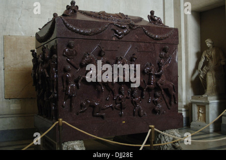 Le sarcophage d'Helena. Le porphyre rouge. Sculpté avec des scènes militaires avec des soldats romains à cheval et prisonniers barbares. Banque D'Images