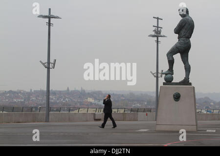 Wembley London, UK. 28 novembre 2013. Un homme passe devant la statue dédiée à Sir Bobby Moore au stade de Wembley. Trois joueurs de la conférence des ligues et trois membres d'un syndicat de paris ont été arrêtés à la suite d'accusations de matchs truqués dans le football anglais dans le cadre d'enquêtes menées par le National Crime (NCA) Crédit : amer ghazzal/Alamy Live News Banque D'Images