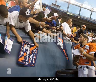 07 août 2010 - Denver, Colorado, États-Unis - Denver Broncos QB TIM TEBOW, de signer des autographes pour des fans de sport, les Broncos une nouvelle coupe de cheveux dans le cadre de la tradition de bizutage Rookie07 avant la pratique au camp d'entraînement. (Crédit Image : © Hector Acevedo/ZUMApress.com) Banque D'Images