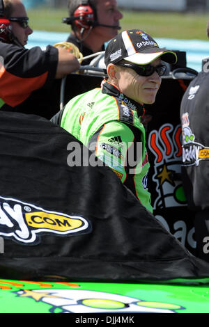 07 août 2010 - Watkins Glen, New York, États-Unis d'Amérique - 7 août 2010 : Mark Martin s'appuie contre la GoDaddy.com Chevrolet pendant les qualifications pour l'Heluva bon ! Crème sure Dips au Glen à Watkins Glen International, Watkins Glen, NEW YORK..Mandatory Crédit : Michael Johnson / Southcreek Global (Image Crédit : © Southcreek/ZUMApress.com) mondial Banque D'Images