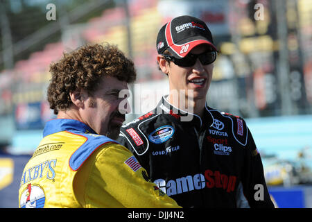 07 août 2010 - Watkins Glen, New York, États-Unis d'Amérique - 7 août 2010 : Les pilotes BORIS A DIT (à gauche) et Joey Logano parler avant les qualifications pour la série Nationwide 200 Zippo course à Watkins Glen International, Watkins Glen, NEW YORK..Mandatory Crédit : Michael Johnson / Southcreek Global (Image Crédit : © Southcreek/ZUMApress.com) mondial Banque D'Images