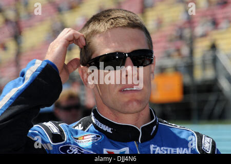 07 août 2010 - Watkins Glen, New York, États-Unis d'Amérique - 7 août 2010 : Vainqueur Pôle Carl Edwards gratte la tête comme il cherche sa voiture pendant les qualifications pour l'Heluva bon ! Crème sure Dips au Glen à Watkins Glen International, Watkins Glen, NEW YORK..Mandatory Crédit : Michael Johnson / Southcreek Global (Image Crédit : © Southcreek/ZUMApress.com) mondial Banque D'Images