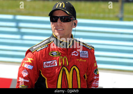 07 août 2010 - Watkins Glen, New York, États-Unis d'Amérique - 7 août 2010 : MCDONALD'S chauffeur JAMIE MCMURRYAY attend de monter dans sa voiture pendant les qualifications pour l'Heluva bon ! Crème sure Dips au Glen à Watkins Glen International, Watkins Glen, NEW YORK..Mandatory Crédit : Michael Johnson / Southcreek Global (Image Crédit : © Southcreek/ZUMApress.com) mondial Banque D'Images