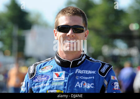 07 août 2010 - Watkins Glen, New York, États-Unis d'Amérique - 7 août 2010 : Carl Edwards de Fastenal sourire pour la caméra pendant qu'il marche vers sa voiture avant les qualifications pour la quatrième série Nationwide 200 Zippo course à Watkins Glen International, Watkins Glen, NEW YORK..Mandatory Crédit : Michael Johnson / Southcreek Global (Image Crédit : © Southcreek/ZUMApress.com) mondial Banque D'Images