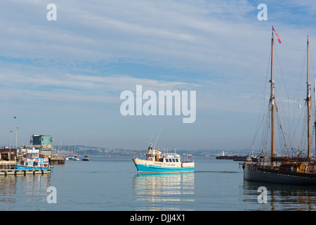 Entre le port de ferry à Brixham dans cette ville de pêcheurs Devon à Torbay en Angleterre avec la mer et le ciel bleu Banque D'Images