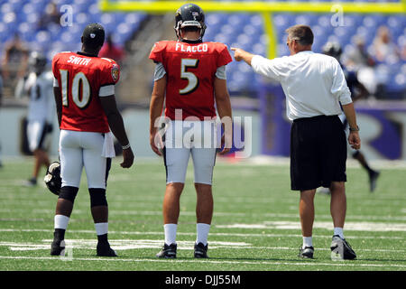 07 août 2010 - Baltimore, Maryland, États-Unis d'Amérique - Août 07, 2010 : Baltimore Ravens quarterback Troy Smith (10), le quart-arrière Joe Flacco (5), l'entraîneur Jim Zorn et quarts-arrières pendant les corbeaux camp d'entraînement à la M&T Bank Stadium à Baltimore, MD...crédit obligatoire : Russell Tracy / Southcreek Global (Image Crédit : Â© Southcreek/ZUMApress.com) mondial Banque D'Images