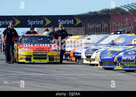 07 août 2010 - Watkins Glen, New York, États-Unis d'Amérique - Août 7, 2010 : l'équipe de Jeff Gordon's # 24 Dupont Chevrolet pousse la voiture à la grille de qualification pour Heluva bon ! Crème sure Dips au Glen à Watkins Glen International, Watkins Glen, NEW YORK..Mandatory Crédit : Michael Johnson / Southcreek Global (Image Crédit : © Southcreek/ZUMApress.com) mondial Banque D'Images