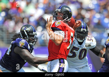 07 août 2010 : Baltimore Ravens quarterback Joe Flacco (5) obtient la balle dépouillé par linebacker Antwan Barnes (50) pendant les corbeaux camp d'entraînement à la M&T Bank Stadium à Baltimore, MD...crédit obligatoire : Russell Tracy / Southcreek Global (Image Crédit : © Russell Tracy/global/ZUMApress.com) Southcreek Banque D'Images