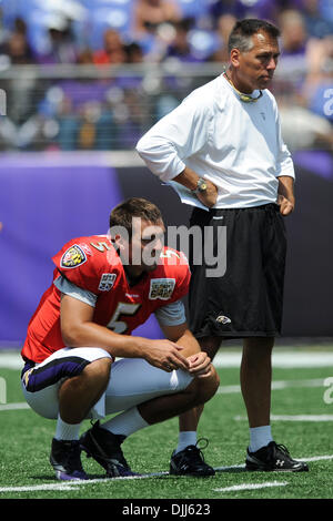 07 août 2010 : Baltimore Ravens quarterback Joe Flacco (5) et de quarts-arrières l'entraîneur Jim Zorn pendant les corbeaux camp d'entraînement à la M&T Bank Stadium à Baltimore, MD...crédit obligatoire : Russell Tracy / Southcreek Global (Image Crédit : © Russell Tracy/global/ZUMApress.com) Southcreek Banque D'Images