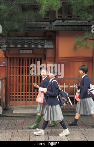 Le Japon, Kyoto, Gion, scène de rue, des écolières, Banque D'Images