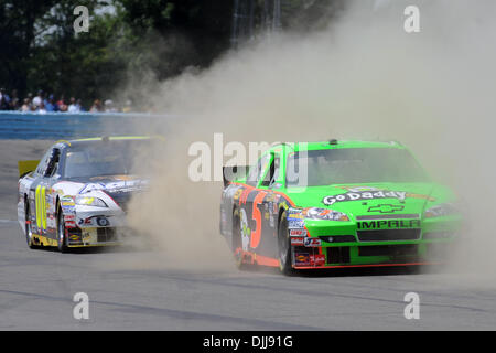08 août 2010 - Watkins Glen, New York, États-Unis d'Amérique - Août 8, 2010 : la Chevrolet de GoDaddy.com MARK MARTIN (5) entraîne à travers un nuage de poussière pendant l'Heluva bon ! Crème sure Dips au Glen Sprint Cup course à Watkins Glen International, Watkins Glen, NEW YORK. Martin lutté le jour terminant 19e après le démarrage de la 24e position..Mandatory Crédit : Michael Jo Banque D'Images