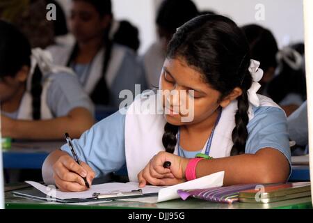 Dhaka le 20 novembre 2013. Les élèves passent du Bangladesh pour les examens terminaux à Dhaka. Banque D'Images