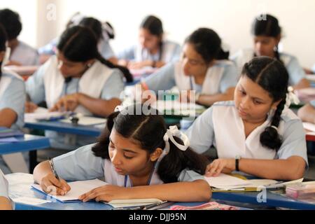 Dhaka le 20 novembre 2013. Les élèves passent du Bangladesh pour les examens terminaux à Dhaka. Banque D'Images