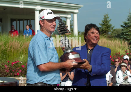 08 août 2010 - Vernon, New York, États-Unis d'Amérique - Août 8, 2010 : golfeur professionnel BILL LUNDE est présenté le trophée de la gagnante 2010 Turning Stone Resort Championship, par Oneida Nation représentant RAY HALBRITTER. Le tournoi a été joué au Atunyote Golf Club à Vernon, New York. Crédit obligatoire : Mark Konezny / Southcreek Global (Image Crédit : © Southcr Banque D'Images