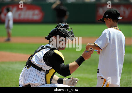 08 août 2010 - Pittsburgh, Pennsylvanie, États-Unis d'Amérique - 08 août 2010 : des Pirates de Pittsburgh catcher RYAN DOUMIT (41) donne une balle autographiée d'un jeune fan de pirates avant le début des Pirates, Rocheuses match au PNC Park à Pittsburgh, PA...Les Pirates de l'automne pour les Rocheuses 8-4.CRÉDIT OBLIGATOIRE : DEAN BEATTIE / SOUTHCREEK GLOBAL (Image Crédit : © Southcreek Global/ZUM Banque D'Images