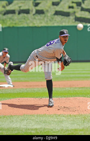 08 août 2010 - Pittsburgh, Pennsylvanie, États-Unis d'Amérique - 08 août, 2010 : le lanceur partant des Rockies du Colorado ESMIL ROGERS (48) se réchauffe avant le début de la première manche que les pirates prendre sur les Rocheuses au PNC Park à Pittsburgh, PA...Les Pirates de l'automne pour les Rocheuses 8-4.CRÉDIT OBLIGATOIRE : DEAN BEATTIE / SOUTHCREEK GLOBAL (Image Crédit : Â© Southcreek/ZUMApres mondial Banque D'Images