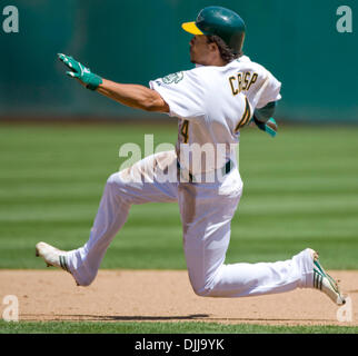 08 août 2010 - Oakland, Californie, États-Unis - Oakland Athletics outfielder COCO CRISP # 4 vole à la deuxième base et le vole en cinquième manche contre les Texas Rangers. (Crédit Image : © William Mancebo/ZUMApress.com) Banque D'Images