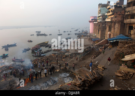 Le Manikarnika Ghat de crématorium, à côté du Gange à Varanasi. Banque D'Images