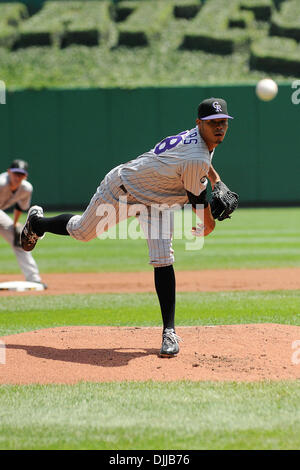 09 août 2010 - Pittsburgh, Pennsylvanie, États-Unis - 08 août 2010 : le lanceur partant des Rockies du Colorado ESMIL ROGERS (48) se réchauffe avant le début de la première manche que les pirates prendre sur les Rocheuses au PNC Park à Pittsburgh, PA...Les Pirates de l'automne pour les Rocheuses 8-4.CRÉDIT OBLIGATOIRE : DEAN BEATTIE / SOUTHCREEK GLOBAL (Image Crédit : © Dean Beattie/global/ZUMApress.com) Southcreek Banque D'Images