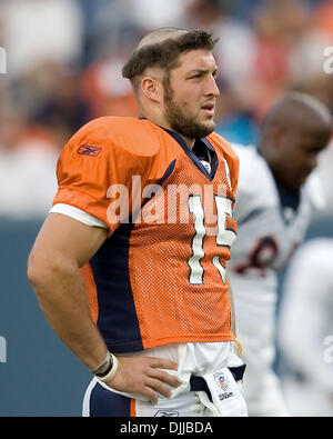 07 août 2010 - Denver, Colorado, États-Unis - Denver Broncos QB TIM TEBOW sports une nouvelle coupe de cheveux dans le cadre de la tradition de bizutage Rookie07 avant la pratique au camp d'entraînement. (Crédit Image : © Hector Acevedo/ZUMApress.com) Banque D'Images