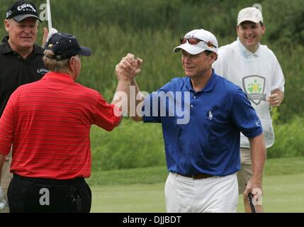 Août 10, 2010 - Benton Harbor, Michigan, États-Unis - Jack Nicklaus et Tom Watson se serrer la main après avoir terminé les six trous comme adversaires mardi matin au Club de Golf de Harbor Shores de Benton Harbor. Les deux légendes rejoint Johnny Miller et Arnold Palmer pour une session souvent humoristique de bouts jouants au golf et d'autres mots de sagesse pour les fans et repas enfants à risque. La clinique a été Banque D'Images