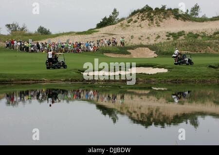 Août 10, 2010 - Benton Harbor, Michigan, États-Unis - Fans watch comme Jack Nicklaus, Arnold Palmer, Johnny Miller, Tom Watson et les dunes de sable approche mardi matin au Club de Golf de Harbor Shores de Benton Harbor. Les deux légendes rejoint Johnny Miller et Arnold Palmer pour une session souvent humoristique de bouts jouants au golf et d'autres mots de sagesse pour les fans et repas enfants à risque. Le clin Banque D'Images