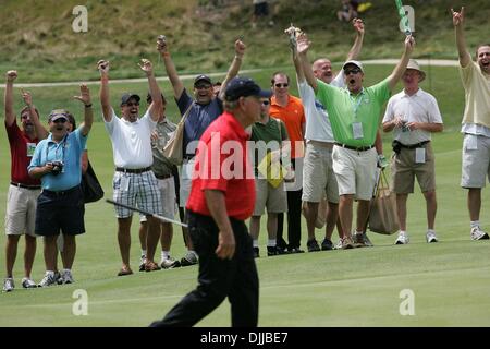 Août 10, 2010 - Benton Harbor, Michigan, États-Unis - La foule réagit comme Jack Nicklaus coule un putt qui a parcouru plus de 100 pieds, l'ascension d'une crête de quatre pieds à mi-chemin du Trou au Golf Club at Harbor Shores. Ce n'était pas vraiment son putt. Lors de l'Arnold Palmer n'a pas réussi à obtenir sa tentative sur la colline, le coéquipier de Palmer Johnny Miller, mi-blagueur a appelé à un cocheur de faire le p Banque D'Images