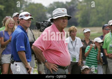 Août 10, 2010 - Benton Harbor, Michigan, États-Unis - Arnold Palmer regarde les coups de départ des autres légendes mardi au Club de Golf de Harbor Shores de Benton Harbor. Les deux légendes rejoint Johnny Miller et Arnold Palmer pour une session souvent humoristique de bouts jouants au golf et d'autres mots de sagesse pour les fans et repas enfants à risque. La clinique a été suivi par 18 trous d'une forme de peaux scramble Banque D'Images