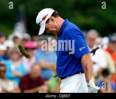 Août 10, 2010 - Benton Harbor, Michigan, États-Unis - TOM WATSON clownes autour avec l'encoche sur la tête lors d'un mardi matin à la Clinique de Golf Club at Harbor Shores de Benton Harbor. Les deux légendes rejoint Johnny Miller et Arnold Palmer pour une session souvent humoristique de bouts jouants au golf et d'autres mots de sagesse pour les fans et repas enfants à risque. La clinique a été suivi par 18 trous de Banque D'Images