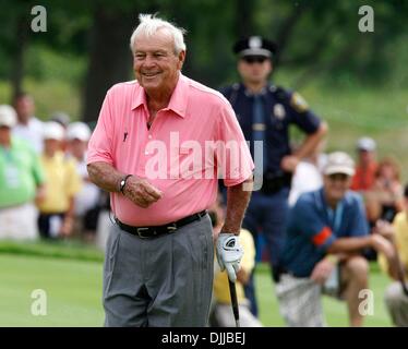 Août 10, 2010 - Benton Harbor, Michigan, États-Unis - Arnold Palmer aime son putt mardi matin au Club de Golf de Harbor Shores de Benton Harbor. Les deux légendes rejoint Johnny Miller et Arnold Palmer pour une session souvent humoristique de bouts jouants au golf et d'autres mots de sagesse pour les fans et repas enfants à risque. La clinique a été suivi par 18 trous d'un scramble format skins avec rotation Banque D'Images