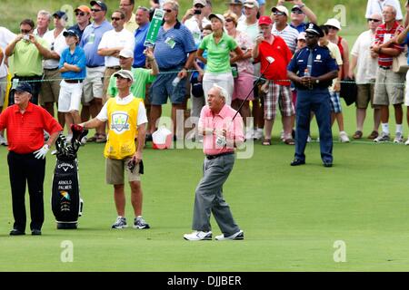 Août 10, 2010 - Benton Harbor, Michigan, États-Unis - montres Arnold Palmer le vol de son tir d'approche à l'avant neuf mardi matin au Club de Golf de Harbor Shores de Benton Harbor. Les deux légendes rejoint Johnny Miller et Arnold Palmer pour une session souvent humoristique de bouts jouants au golf et d'autres mots de sagesse pour les fans et repas enfants à risque. La clinique a été suivi par 18 trous Banque D'Images