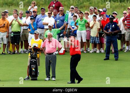 Août 10, 2010 - Benton Harbor, Michigan, États-Unis - Jack Nicklaus surveille le vol d'un tir d'approche avec Arnold Palmer mardi au Club de Golf de Harbor Shores de Benton Harbor. Les deux légendes réunies pour une session souvent humoristique de bouts jouants au golf et d'autres mots de sagesse pour les fans et repas enfants à risque. La clinique a été suivi par 18 trous d'un scramble format skins avec rotati Banque D'Images