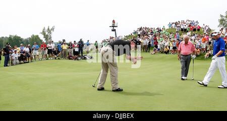 Août 10, 2010 - Benton Harbor, Michigan, États-Unis - JOHNNY MILLER a une interprétation intéressante d'un putt mardi au Club de Golf de Harbor Shores de Benton Harbor. Les deux légendes rejoint Johnny Miller et Arnold Palmer pour une session souvent humoristique de bouts jouants au golf et d'autres mots de sagesse pour les fans et repas enfants à risque. La clinique a été suivi par 18 trous d'une ruée skins Banque D'Images