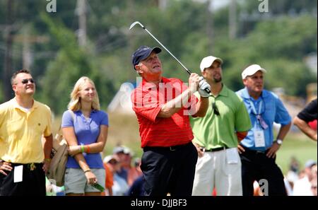 Août 10, 2010 - Benton Harbor, Michigan, États-Unis - Jack Nicklaus surveille le vol d'un tir d'approche au Golf Club at Harbor Shores de Benton Harbor. Les deux légendes rejoint Johnny Miller et Arnold Palmer pour une session souvent humoristique de bouts jouants au golf et d'autres mots de sagesse pour les fans et repas enfants à risque. La clinique a été suivi par 18 trous d'un scramble format skins avec r Banque D'Images