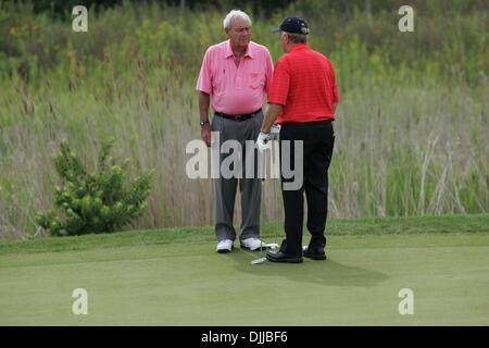 Août 10, 2010 - Benton Harbor, Michigan, États-Unis - Jack Nicklaus parle avec Arnold Palmer à l'avant neuf mardi matin au Club de Golf de Harbor Shores de Benton Harbor. Les deux légendes rejoint Johnny Miller et Arnold Palmer pour une session souvent humoristique de bouts jouants au golf et d'autres mots de sagesse pour les fans et repas enfants à risque. La clinique a été suivi par 18 trous d'une ruée Banque D'Images