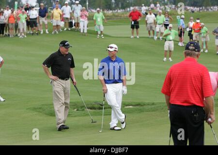 Août 10, 2010 - Benton Harbor, Michigan, États-Unis - Johnny Miller parle avec TOM WATSON, associés pour les six trous, à l'avant neuf mardi matin au Club de Golf de Harbor Shores de Benton Harbor. Les deux légendes rejoint Johnny Miller et Arnold Palmer pour une session souvent humoristique de bouts jouants au golf et d'autres mots de sagesse pour les fans et repas enfants à risque. La clinique Banque D'Images